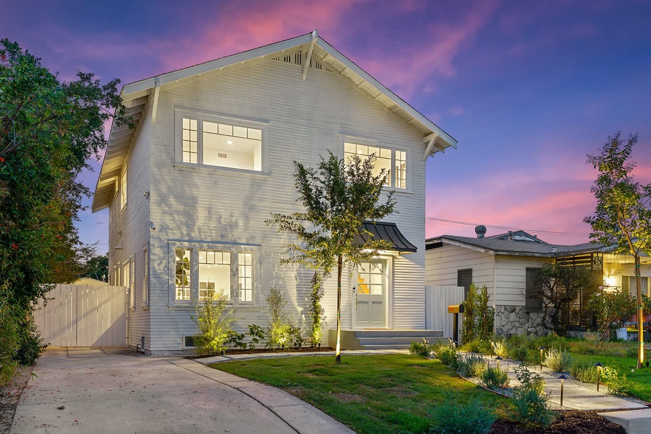 Twilight real estate photography of a Los Angeles home at dusk